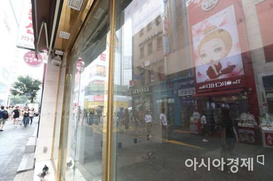 서울 명동 거리 곳곳에 임대 안내문이 붙어 있다. /문호남 기자 munonam@