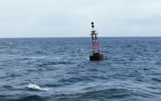 바다 한 가운데서 가끔 발견하는 작은 등대는 '등표'이거나 '입표' 또는 '부표'입니다. 사진은 이어도 해상의 암초를 알려주는 부표. [사진=유튜브 화면캡처]