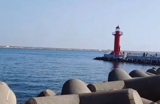 오른쪽의 빨간색 등표는 우현표지입니다. 오른쪽에 장애물이 있다는 것을 알리는 표지인 셈입니다. [사진=유튜브 화면캡처]