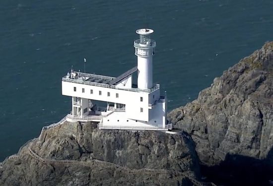 망망대해를 비추는 등대와 항구 주변의 등대는 색깔도 다르고 불빛도 서로 다릅니다. [사진=유튜브 화면캡처]