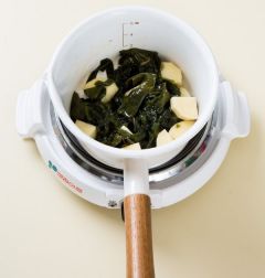 3. 냄비에 참기름을 두르고 감자와 미역을 넣어 2분 정도 볶다가 물 2컵을 넣고 센 불에 끓인다. 국물이 끓으면 중간 불로 줄이고 10분 정도 끓인다.