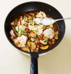 5.국물이 끓기 시작하면 대파, 홍고추, 청양고추를 넣고 녹말물로 농도를 맞춘다.
(Tip 녹말물은 녹말가루와 물을 1:1 비율로 섞어서 사용하시면 농도 맞추기가 쉽다.)