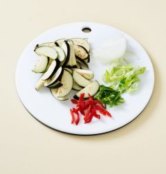 1. 가지는 반으로 잘라 어슷하게 썬다. 대파, 홍고추, 청양고추는 반으로 갈라 어슷하게 썰고 양파는 채 썬다.