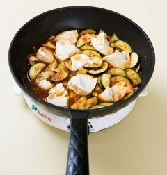 4.  순두부를 숟가락으로 떠 넣고 끓인다.