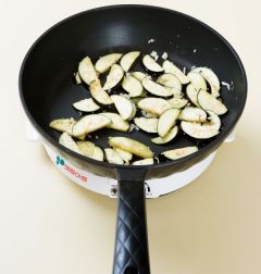 2. 팬에 생땅콩기름을 두른 다음 양파와 다진 마늘을 넣어 1분 정도 볶다가 가지를 넣어 2분 정도 더 볶는다.