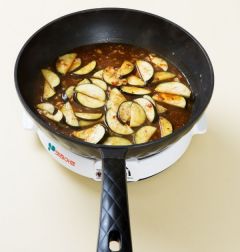 3. ②에 분량의 덮밥 양념 재료를 넣어 1분 정도 끓인다.