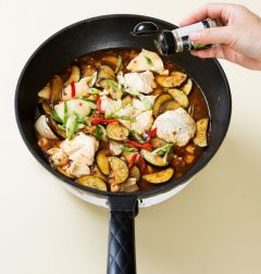 6. 소금과 후춧가루로 간을 하고 땅콩기름과 통깨를 뿌려 밥에 곁들인다.