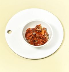 4. 꼬막에 초고추장을 넣어 무친 다음 준비한 채소를 넣어 가볍게 버무리고 통깨를 뿌린다.