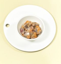 1. 꼬막은 데친 것으로 준비한다. 
(Tip 꼬막은 갯벌에서 채취하는 것으로 스텐볼에 비벼서 씻은후 여러번 헹구어 준다. 냄비에 꼬막이 잠길정도로 자작하게 붓고 물이 끓으면 꼬막을 넣어 숟가락으로 저어주면서 끓인다. 꼬막이 2-3개 정도 입을 벌리면 불을 끄고 꼬막을 건진후 꼬막의 매듭(?)부분을 숟가락으로 비틀어 꼬막의 껍질을 제거한다. *꼬막 통조림을 이용해도 좋다. )