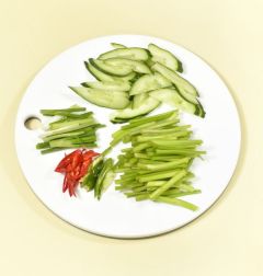 2. 오이는 반으로 갈라 어슷하게 썰고 미나리는 잎을 다듬어 씻어 먹기 좋은 길이로 썬다. 풋고추와 홍고추는 반으로 갈라 어슷하게 썰고 실파는 먹기 좋은 크기로 썬다.