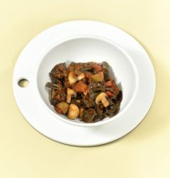 3. 파르팔레에 올리브, 양송이버섯, 토마토 살사를 넣어 버무린다.