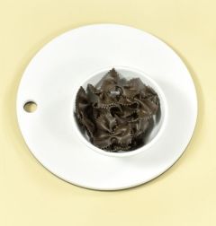 1. 파르팔레는 끓는 물에 소금을 넣고 8분 정도 삶아서 건져 차게 식힌다.
(Tip 파르펠레는 파스타의 여러종류 중에 하나로 나비모양이라는 뜻이다. 파스타종류 중에 숏파스타에 속해 샐러드나 스프를 끓일 때 주로 사용한다. 파르팔레가 없다면 펜네, 푸실리, 마카로니 등으로 대신한다.)