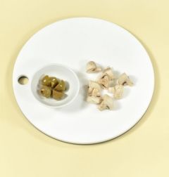 2. 올리브는 반으로 썬다. 양송이버섯은 4등분하여 올리브오일을 두르고 센 불에서 볶아 소금과 후춧가루로 간을 한다.