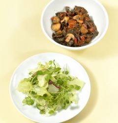 4. 샐러드 채소는 먹기 좋게 잘라 소금과 후춧가루를 뿌리고 올리브오일 1을 넣어 버무려 그릇에 담고 ③을 얹는다.