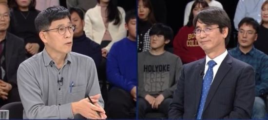 진중권 전 동양대 교수(좌)와 유시민 노무현재단 이사장(우)이 1일 'JTBC 신년특집 토론회'에서 언론 개혁 등을 주제로 토론을 벌였다.사진=JTBC 캡처