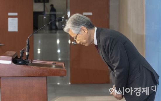 여상규 자유한국당 의원이 2일 국회에서 21대 충선 불출마 선언 기자회견을 하기 전 고개를 숙이고 있다./윤동주 기자 doso7@