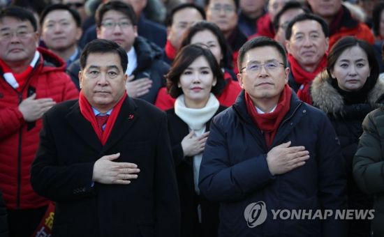 자유한국당 황교안 대표(우)와 심재철 원내대표가 3일 오후 서울 종로구 세종문화회관 앞에서 열린 '희망 대한민국 만들기 국민대회'에서 국민의례를 하고 있다. / 사진=연합뉴스