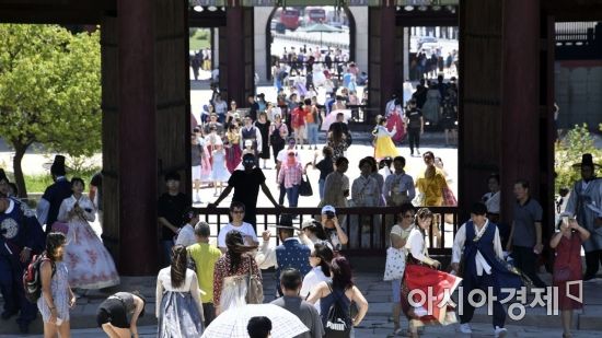 11일 서울 종로구 경복궁을 찾은 외국인 관광객들과 시민들이 즐거운 시간을 보내고 있다. 문화재청은 제74주년 광복절을 맞아 경복궁, 창덕궁, 덕수궁, 창경궁 등 4대궁과 종묘, 조선왕릉을 오는 25일까지 무료로 개방한다./윤동주 기자 doso7@