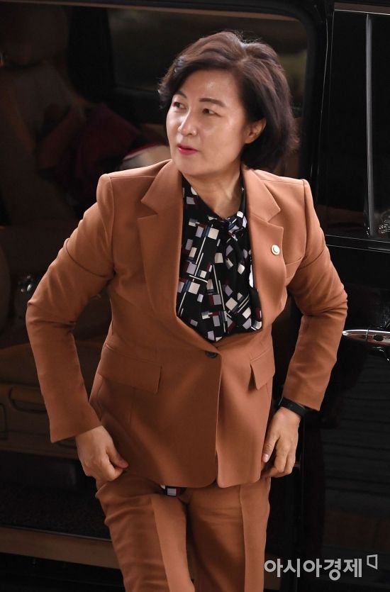 추미애 법무부 장관이 6일 경기 정부과천청사 법무부로 출근하고 있다./김현민 기자 kimhyun81@