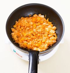 3. 밥을 넣어 다른 재료와 잘 어우러지도록 볶다가 소금과 후춧가루로 간을 맞춘다. 
(Tip 찬밥은 따끈하게 데워서 볶아야 간이 골고루 잘 스며들어 잘 볶아진다.)