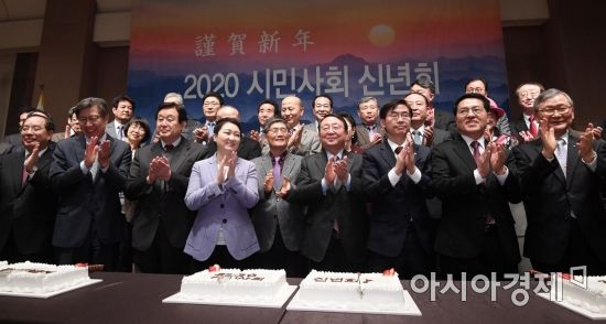 7일 서울 중구 프레스센터에서 범시민사회단체연합 주최로 열린 '2020 시민사회 신년회'에서 이갑산 상임대표와 김무성, 조경태 자유한국당 의원, 이언주 무소속 의원 등 참석자들이 기념촬영을 하고 있다./김현민 기자 kimhyun81@