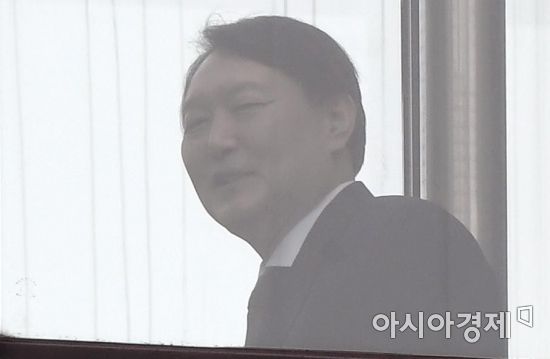 윤석열 검찰총장이 6일 서울 서초구 대검찰청 본관에서 점심식사를 하기 위해 구내식당으로 향하고 있다./김현민 기자 kimhyun81@
