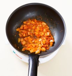 2. 팬에 들기름을 두르고 깍두기를 넣어 2~3분 정도 볶는다.