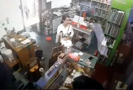 전 남편을 살해한 혐의로 구속된 고유정(37)이 지난해6월29일 오후 3시30분께 인천의 한 가게에 들른 모습. /연합뉴스