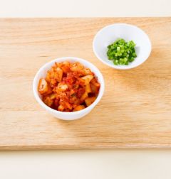 1. 깍두기는 굵게 다지고 실파는 송송 썬다.