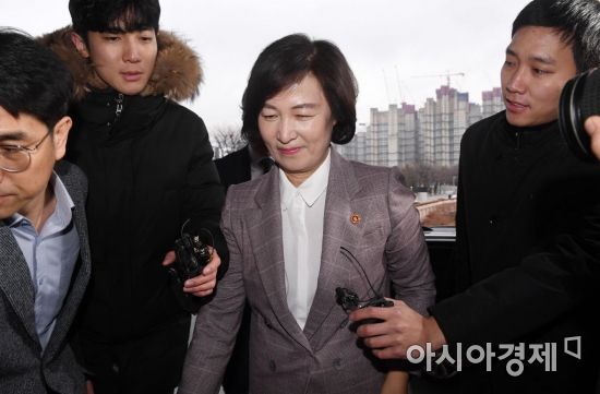 추미애 법무부 장관이 검찰인사위원회가 예정된 8일 경기 정부과천청사 법무부로 출근하고 있다./김현민 기자 kimhyun81@