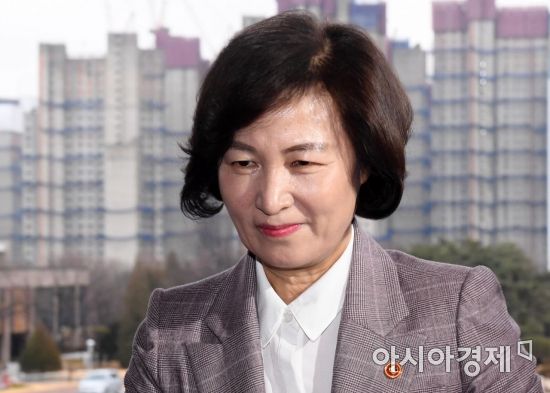 추미애 법무부 장관이 검찰인사위원회가 예정된 8일 경기 정부과천청사 법무부로 출근하고 있다./김현민 기자 kimhyun81@