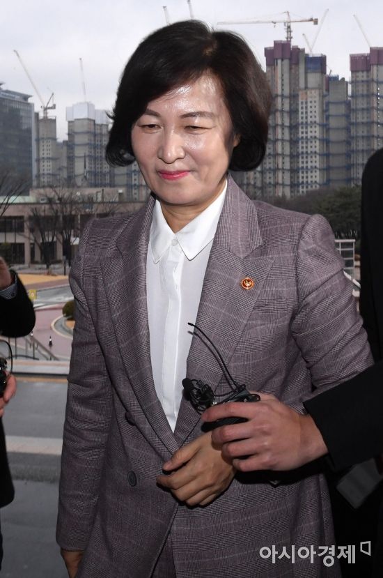 추미애 법무부 장관이 검찰인사위원회가 예정된 8일 경기 정부과천청사 법무부로 출근하고 있다./김현민 기자 kimhyun81@