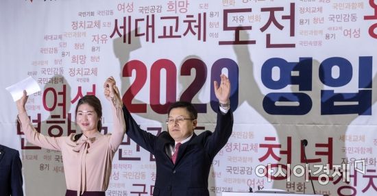 21대 총선을 앞두고 자유한국당에 입당한 체육계 미투 1호 김은희 전 테니스 선수가 8일 국회에서 열린 자유한국당 영입인사 환영식에서 황교안 대표와 손을 맞잡고 포즈를 취하고 있다./윤동주 기자 doso7@