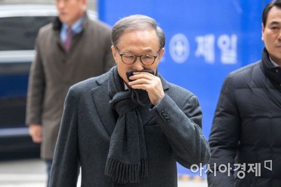 다스 자금 횡령과 뇌물수수 등의 혐의로 기소돼 1심에서 징역 15년을 선고받은 이명박 전 대통령이 8일 서울 서초구 서울고등법원에서 열린 결심 공판에 출석하고 있다./강진형 기자aymsdream@