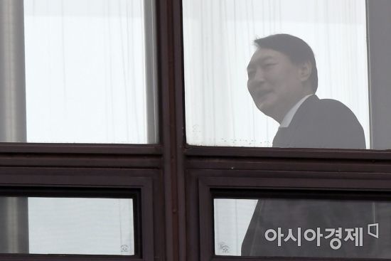 윤석열 검찰총장이 6일 서울 서초구 대검찰청 본관에서 점심식사를 하기 위해 구내식당으로 향하고 있다./김현민 기자 kimhyun81@