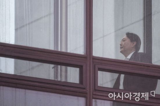 추미애 법무부 장관 예방을 앞두고 있는 윤석열 검찰총장이 7일 서울 서초구 대검찰청에서 이동하고 있다./강진형 기자aymsdream@