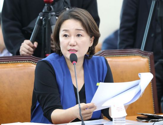 9일 이재정 더불어민주당 의원은 CBS 라디오 '김현정의 뉴스쇼'에 출연해 법무부가 지난 8일 오후 검찰 고위 간부 인사를 발표한 것에 대해 "특정 부서 중심의 기존 인사에서 벗어난 공정성과 균형성을 갖춘 인사였다"고 평가했다. [이미지출처=연합뉴스]