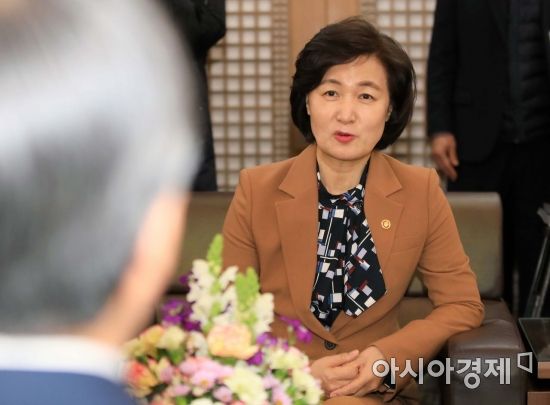 추미애 신임 법무부 장관이 9일 오후 서울 서초구 대법원을 찾아 김명수 대법원장과 만나 대화하고 있다./강진형 기자aymsdream@