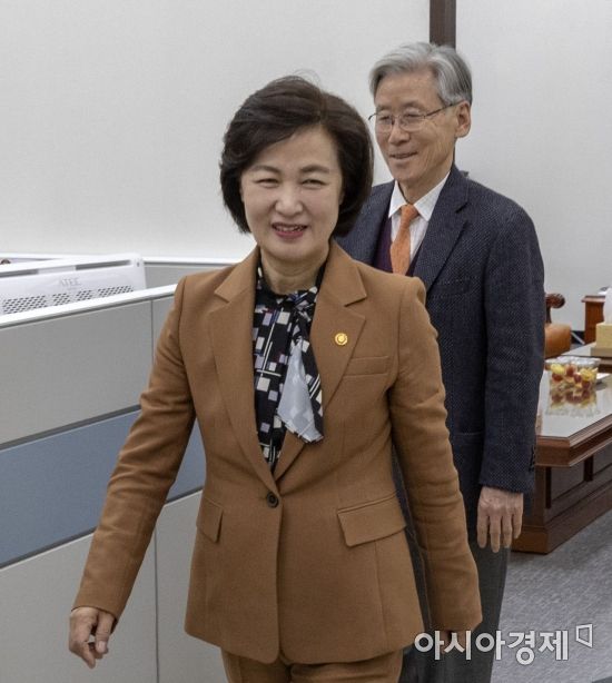 추미애 법무부 장관이 9일 국회에서 여상규 법사위원장과 면담을 가진 후 위원장실을 나서고 있다./윤동주 기자 doso7@