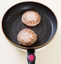 3. 팬을 달구어 식용유를 두르고 패티를 넣어 앞뒤로 노릇노릇하게 지진 다음 불을 약하게 줄여서 뚜껑을 덮고 은근한 불에 3~5분 정도 더 굽는다.
(Tip 이때 스프레이로 햄버거 패티에 물을 약간 뿌리면 더 부드럽다.)