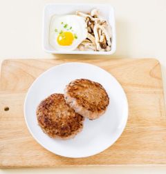 6. 달군 팬에 햄버거 패티를 얹고 밥, 버섯볶음, 달걀 프라이를 곁들인다.