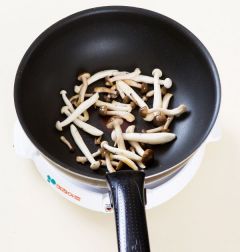 5. 곁들임 재료인 버섯은 팬에 식용유를 두르고 볶아서 간장, 소금, 후춧가루로 간을 한다.