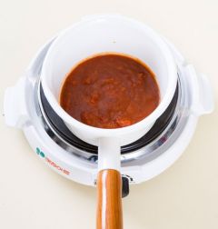 4. 냄비에 분량의 소스 재료를 모두 넣고 걸쭉해질 때까지 끓인다.