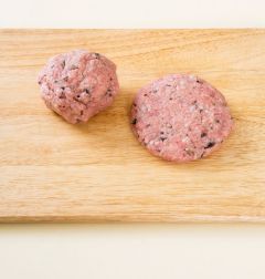 2. 반죽을 오래 치대어 반으로 나누어 동그랗게 빚는다.