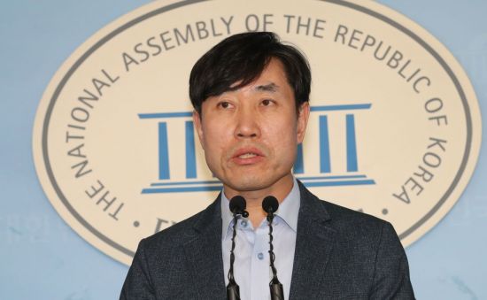 하태경 새로운보수당 책임대표가 10일 추미애 법무부 장관의 검찰 인사와 관련해 윤석열 검찰총장이 항명했다는 지적에 대해 "검찰 숙청에 들러리 서지 않은 게 항명인가"라고 비판했다. [이미지출처=연합뉴스]