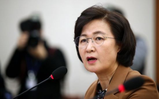 추미애 법무부 장관이 9일 국회에서 열린 법제사법위원회 전체회의에서 의원들 질의에 답하고 있다. /연합뉴스