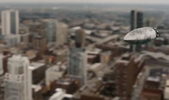 영화 속에서 탄환이 날아가는 장면. 이 영화에서는 총알이 로켓처럼 중간중간 변신하면서 수 킬로미터 거리를 날아가 목표물을 말살합니다. [사진= 영화 '원티드' 스틸샷]