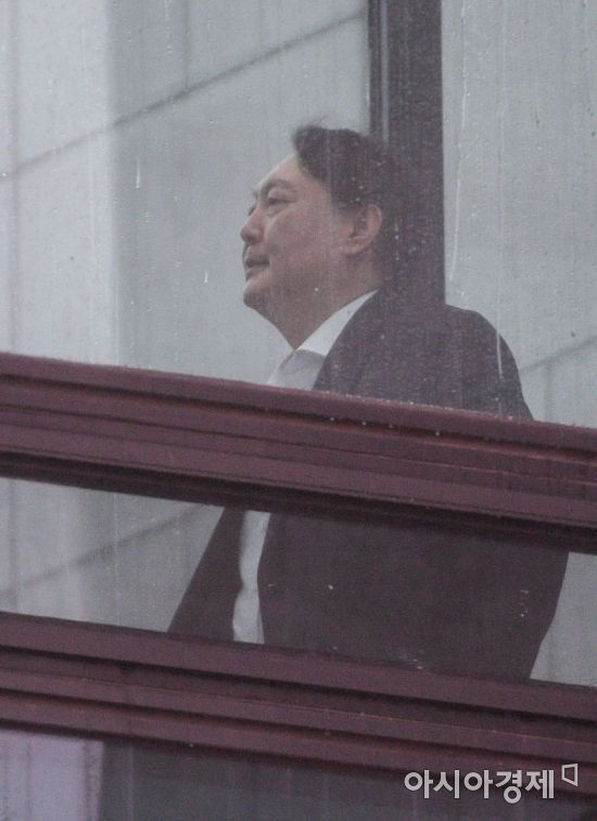 추미애 법무부 장관 예방을 앞두고 있는 윤석열 검찰총장이 7일 서울 서초구 대검찰청에서 이동하고 있다./강진형 기자aymsdream@