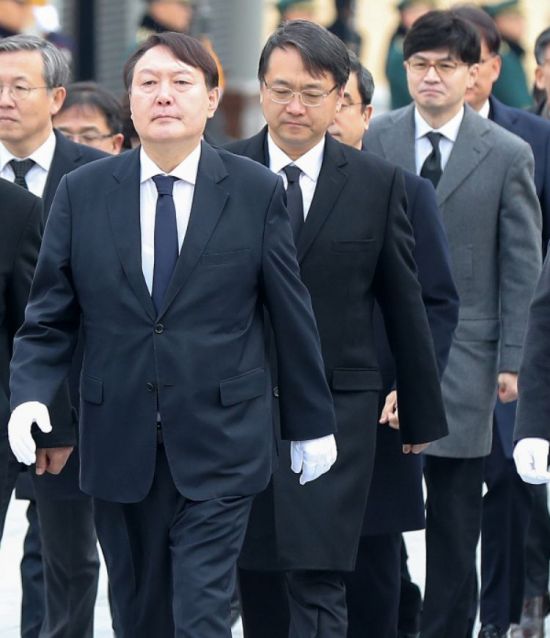 윤석열 검찰총장(왼쪽부터), 강남일 차장검사, 한동훈 반부패·강력부장을 비롯한 검찰 관계자들이 현충원 참배를 가고 있다. [이미지출처=연합뉴스]