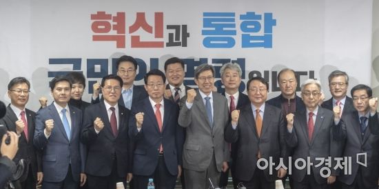 14일 박형준 혁신통합추진위원장과 김상훈 자유한국당 의원, 이양수 자유한국 의원, 지상욱 새보수당 의원, 정운천 새보수당 의원 등 혁신통합추진위원회의에 참석한 참석자들이 첫 회의 시작에 앞서 파이팅을 외치고 있다./윤동주 기자 doso7@